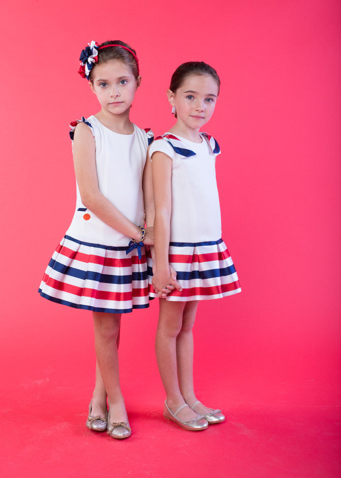 Olas Marinas: Vestido Blanco con Rayas Azules y Rojas para Niñas